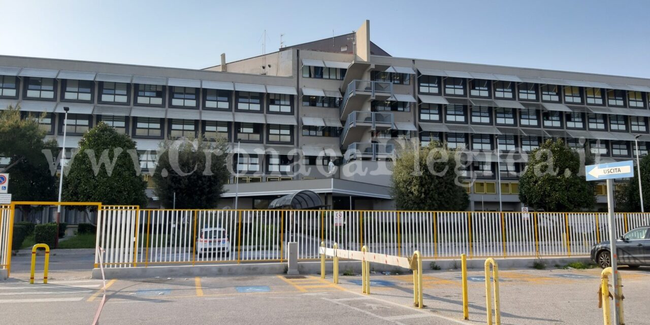 Anziana legata a un letto dell’ospedale di Pozzuoli. La denuncia della figlia: «Vergognosa umiliazione»