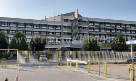 Anziana legata a un letto dell’ospedale di Pozzuoli. La denuncia della figlia: «Vergognosa umiliazione»