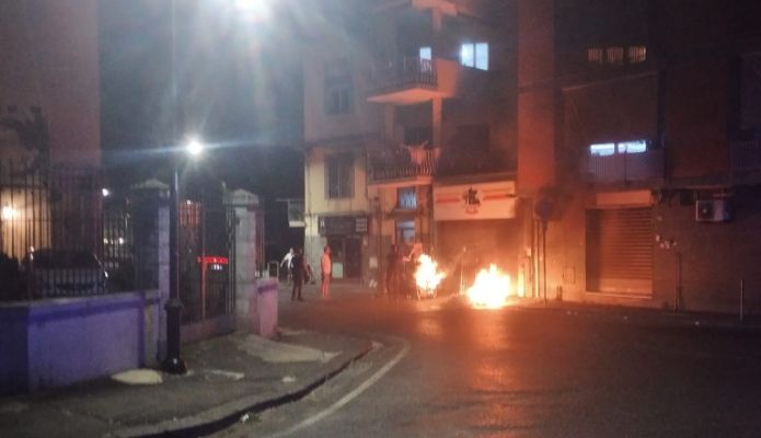 POZZUOLI| Fiamme davanti al supermercato, domato l’incendio 