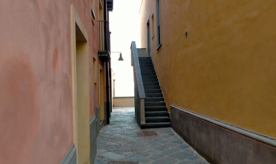 sesso tra le stradine dell’antica rocca, a terra preservativi e cartacce – Cronaca Flegrea