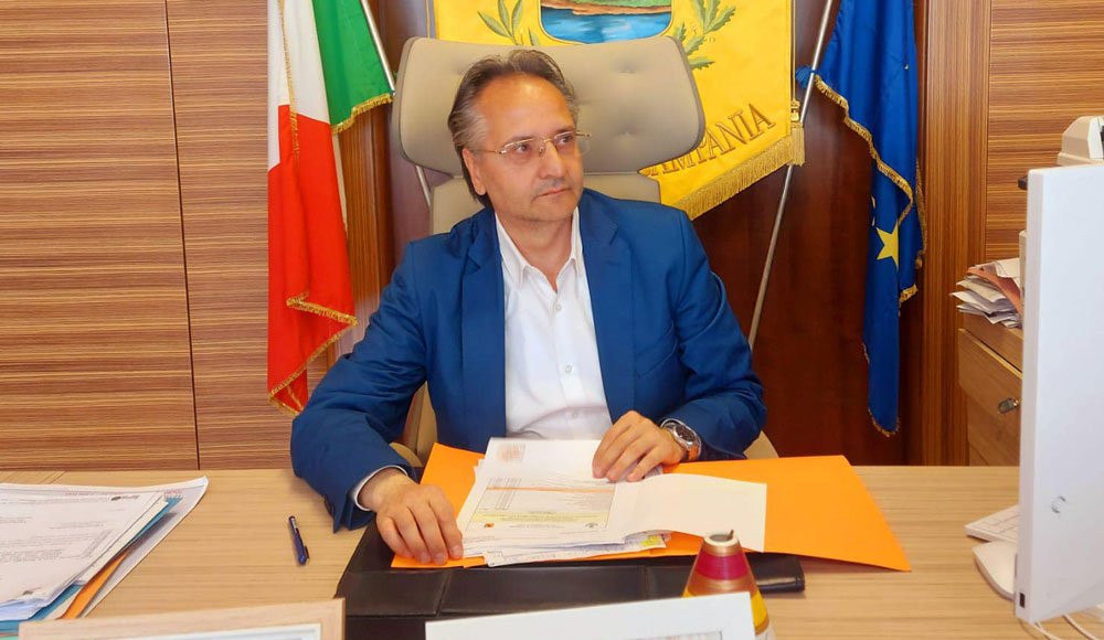 Sindaco di Giugliano indagato si autosospende dal PD – Cronaca Flegrea