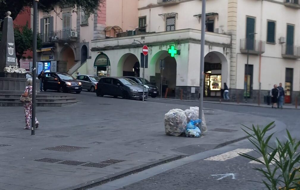 «Monnezza» in pieno giorno nel centro storico di Pozzuoli – LE FOTO – Cronaca Flegrea