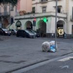 «Monnezza» in pieno giorno nel centro storico di Pozzuoli – LE FOTO – Cronaca Flegrea