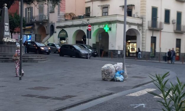 «Monnezza» in pieno giorno nel centro storico di Pozzuoli – LE FOTO – Cronaca Flegrea