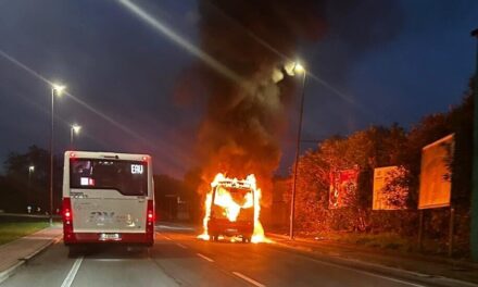 POZZUOLI/ Minibus in fiamme, paura lungo la Variante – Cronaca Flegrea