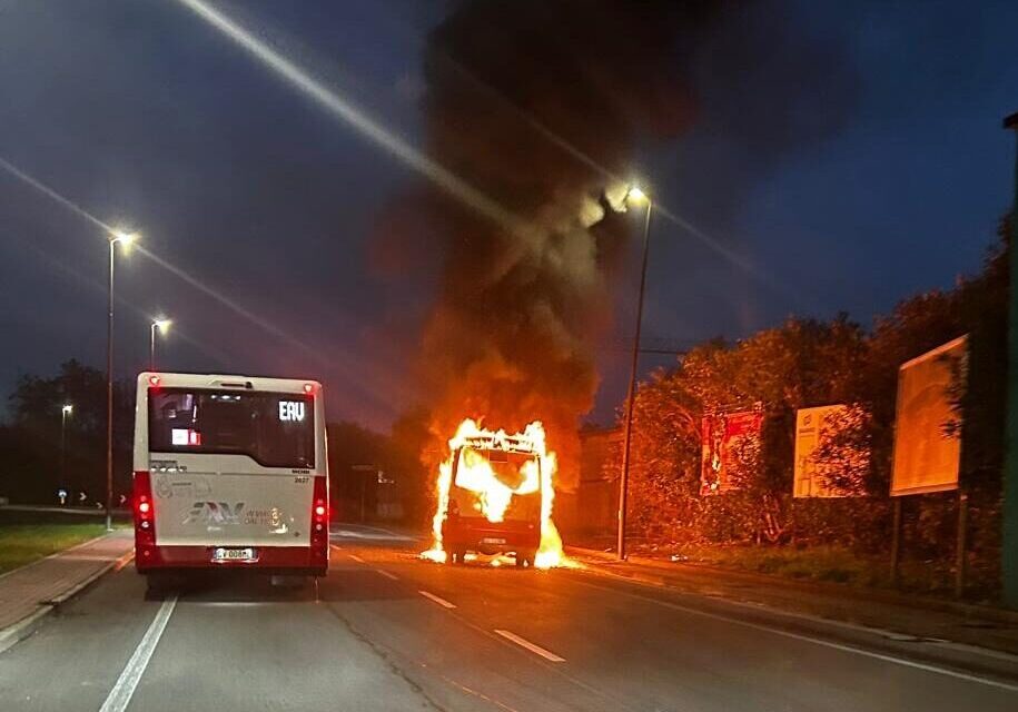 POZZUOLI/ Minibus in fiamme, paura lungo la Variante – Cronaca Flegrea