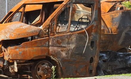 POZZUOLI/ Otto furgoni distrutti, l’incendio è doloso. Caccia agli autori, c’è l’ombra della camorra – Cronaca Flegrea