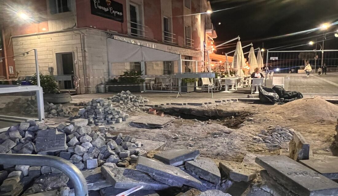 POZZUOLI| Pavimentazione sprofondata sul porto, iniziati dopo un anno e mezzo i lavori – LE FOTO