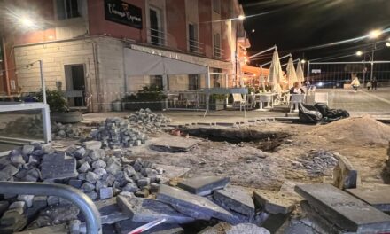 POZZUOLI| Pavimentazione sprofondata sul porto, iniziati dopo un anno e mezzo i lavori – LE FOTO