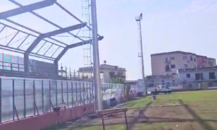 Lavori allo stadio “Conte”, posizionata una torre faro davanti agli spalti: ostacolata la visibilità degli spettatori