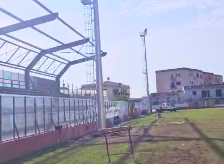 Lavori allo stadio “Conte”, posizionata una torre faro davanti agli spalti: ostacolata la visibilità degli spettatori