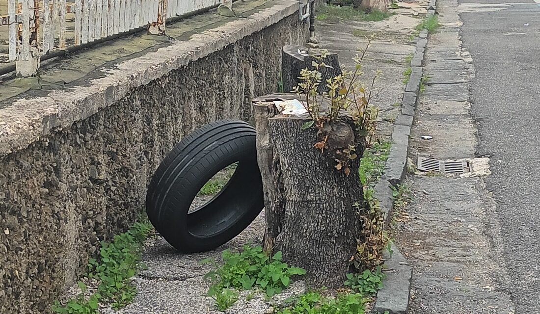 POZZUOLI| Pneumatico abbandonato sul marciapiede a Lucrino: è lì da giorni