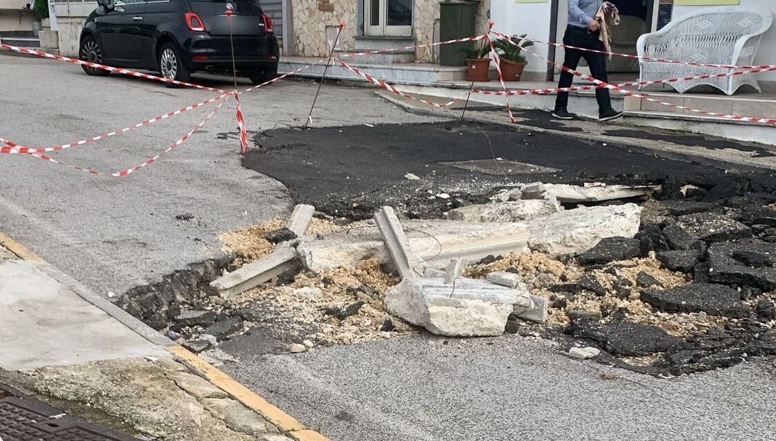 POZZUOLI| “Siamo ostaggi di questo degrado”: via Sotto il Monte ancora chiusa, la rabbia dei cittadini – LE FOTO