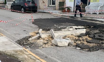 POZZUOLI| “Siamo ostaggi di questo degrado”: via Sotto il Monte ancora chiusa, la rabbia dei cittadini – LE FOTO