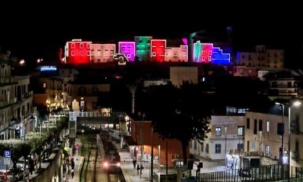 POZZUOLI/ Lo spettacolo del nuovo skyline con luci colorate al Rione Terra che nessuno “rivendica” – Cronaca Flegrea