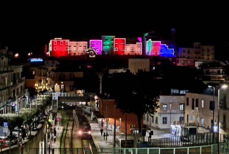 POZZUOLI/ Lo spettacolo del nuovo skyline con luci colorate al Rione Terra che nessuno “rivendica” – Cronaca Flegrea