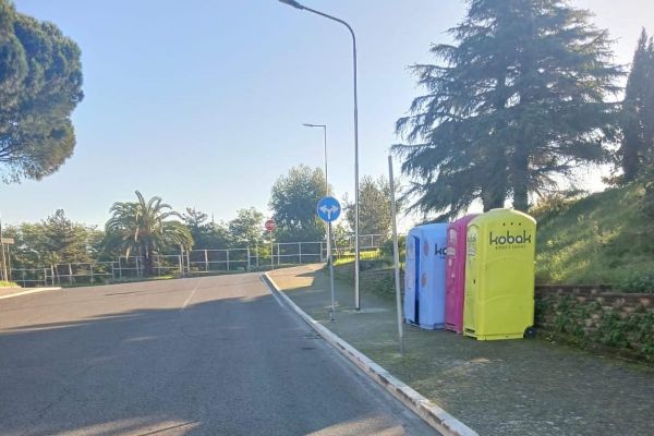 POZZUOLI| “Bagni pubblici sporchi al mercatino di Monterusciello, rimossi giorni dopo”