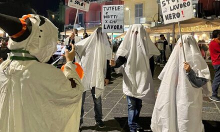 POZZUOLI/ «Stop al lavoro nero» i “fantasmi” manifestano in centro contro la classe politica puteolana – LE FOTO – Cronaca Flegrea