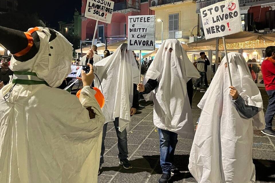 POZZUOLI/ «Stop al lavoro nero» i “fantasmi” manifestano in centro contro la classe politica puteolana – LE FOTO – Cronaca Flegrea