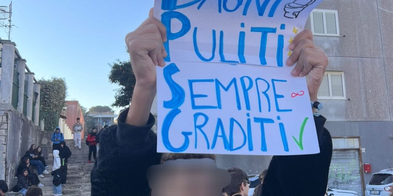 protesta degli studenti del liceo Majorana a Monterusciello – LE FOTO – Cronaca Flegrea