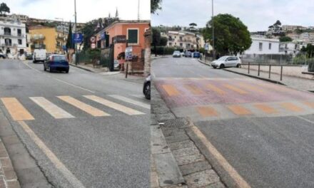 POZZUOLI| Segnaletica di cantiere “in corso” in via Solfatara: i lavori sono terminati tre anni fa 