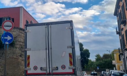 FOTONOTIZIA| Camion in sosta improvvisata ostacola il passaggio in via Carmine a Pozzuoli