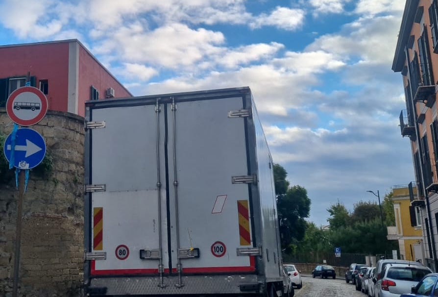 FOTONOTIZIA| Camion in sosta improvvisata ostacola il passaggio in via Carmine a Pozzuoli