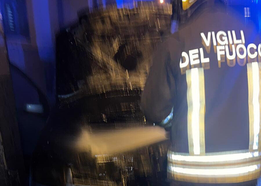 Minaccia ed incendia l’auto della zia della sua ex che era riuscita ad allontanare la nipote da violenze e soprusi – Cronaca Flegrea