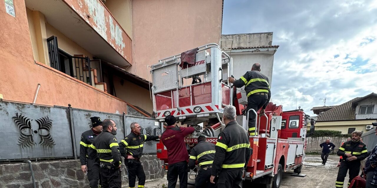 intervengono i vigili del fuoco – LE FOTO – Cronaca Flegrea