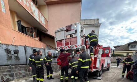 intervengono i vigili del fuoco – LE FOTO – Cronaca Flegrea