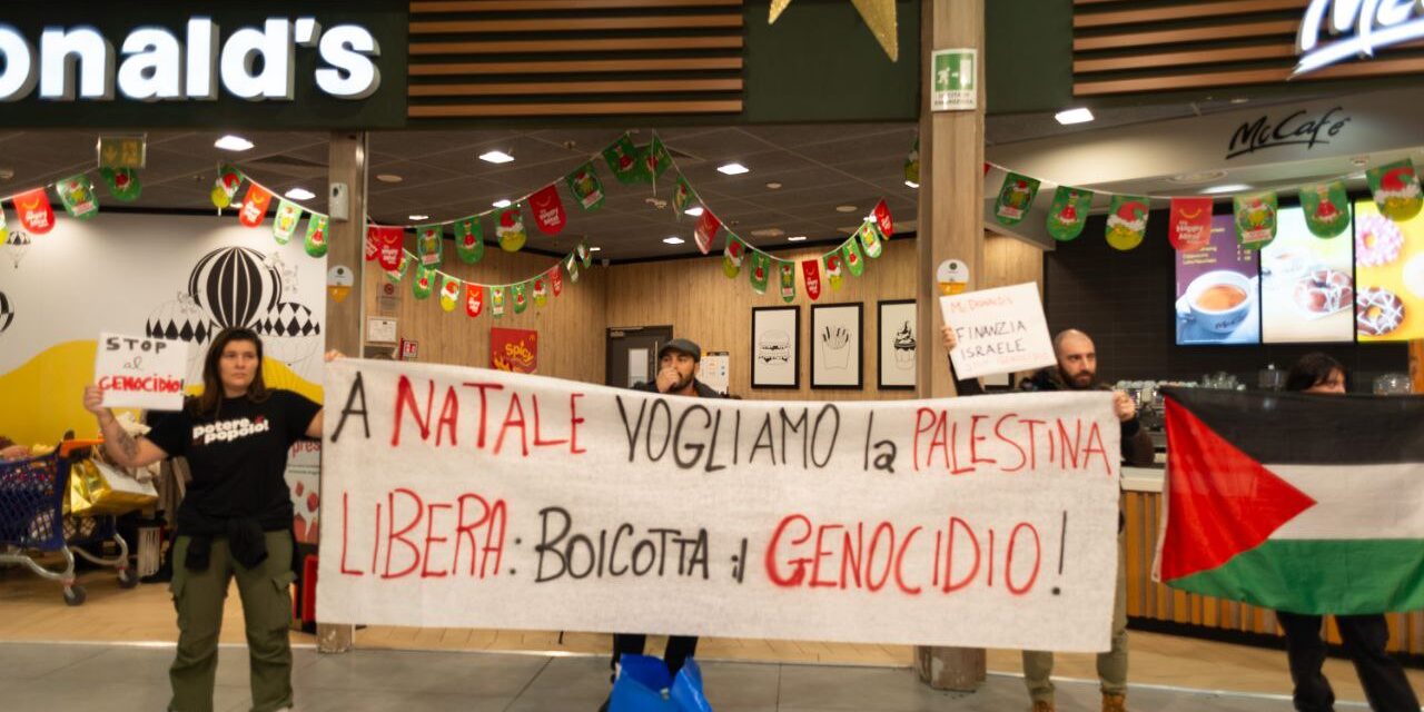 «Palestina libera, boicottiamo il genocidio!» protesta al Mc Donald’s del centro commerciale Quarto Nuovo – LE FOTO – Cronaca Flegrea