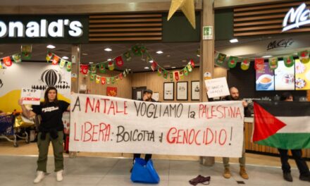 «Palestina libera, boicottiamo il genocidio!» protesta al Mc Donald’s del centro commerciale Quarto Nuovo – LE FOTO – Cronaca Flegrea