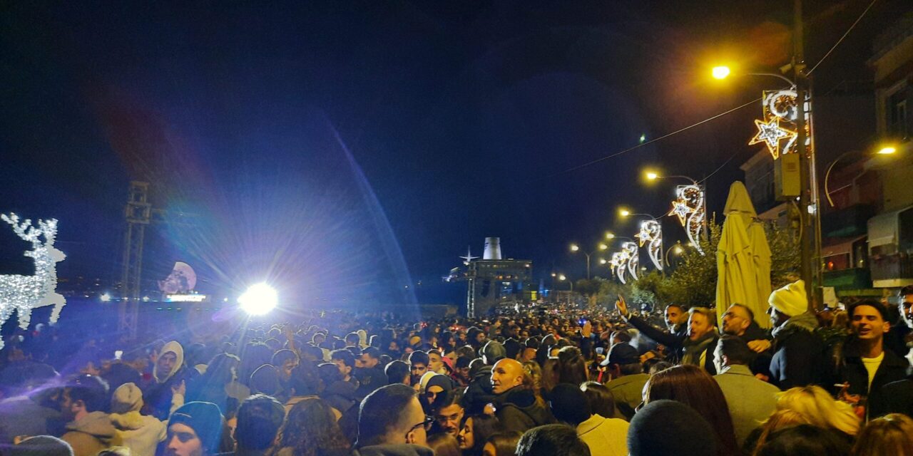 POZZUOLI| Aperitivo della Vigilia di Natale, immensa folla tra la Darsena e il centro storico – LE FOTO