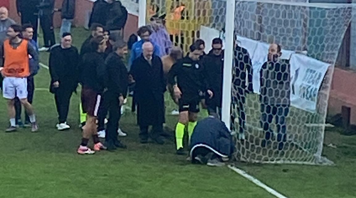 allo stadio di Pozzuoli i tifosi prendono le zappe – LE FOTO – Cronaca Flegrea