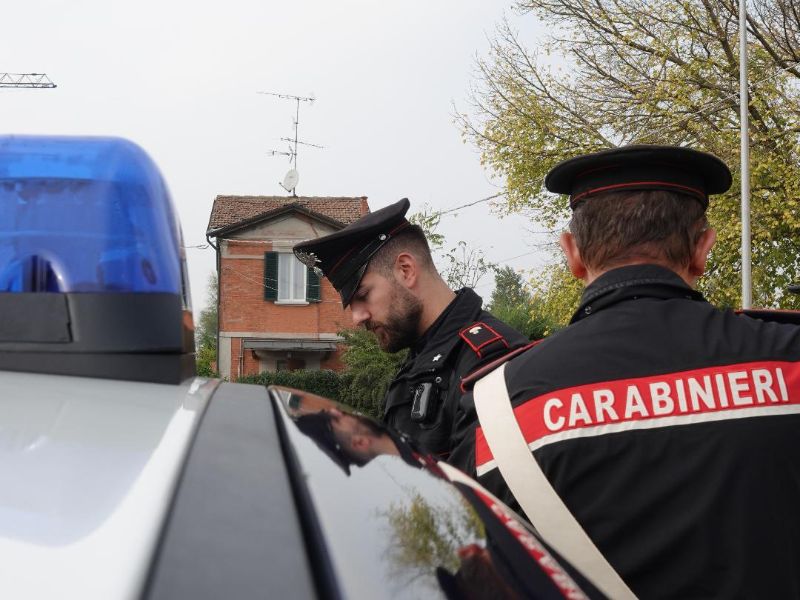 Prova a forzare l’ingresso della caserma: arrestato 21enne