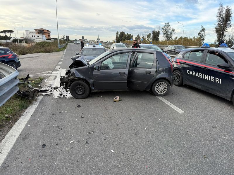 Sorpresi a rubare ma vengono scoperti e inseguiti dai Carabinieri: arrestati due rom – LE FOTO