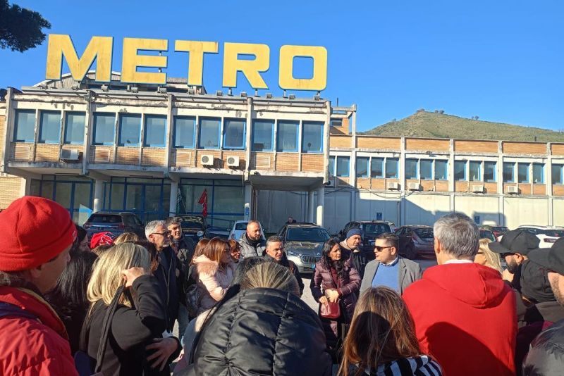 POZZUOLI| Il Consiglio Comunale all’unanimità: “No alla chiusura di Metro e ai licenziamenti”