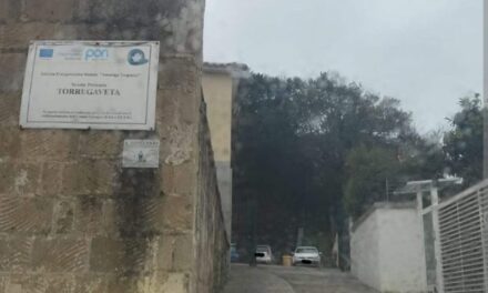 https://www.pozzuolinews24.it/monte-di-procida-scuola-torregaveta-chiusura-amministrazione-genitori/