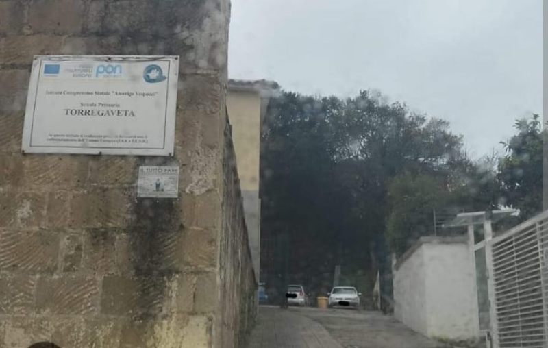 https://www.pozzuolinews24.it/monte-di-procida-scuola-torregaveta-chiusura-amministrazione-genitori/