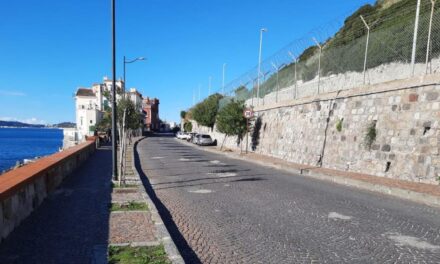 POZZUOLI| Via Napoli off-limits: pendolari della Cumana lasciati a piedi