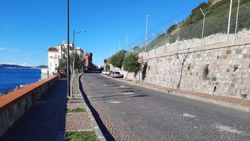 POZZUOLI| Via Napoli off-limits: pendolari della Cumana lasciati a piedi