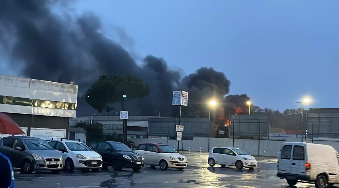 POZZUOLI/ Incendio nella notte distrugge sei furgoni del latte – LE FOTO – Cronaca Flegrea