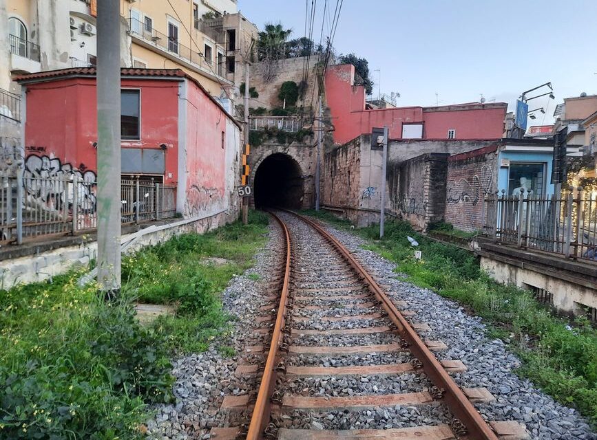 Interruzione Cumana, navette sostitutive poco capienti e pendolari lasciati a terra: l’Eav aumenta le corse