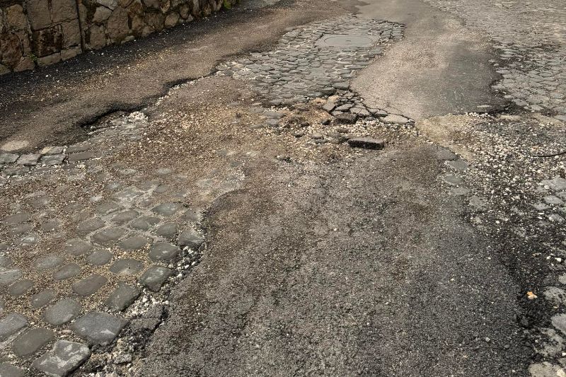 POZZUOLI| Strada in dissesto in via Marconi, l’appello dei cittadini: “Dove sono i lavori annunciati?” 