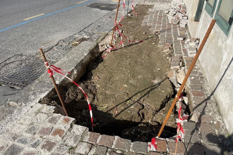 POZZUOLI| Marciapiede sprofondato dopo i lavori: “Qui abita una persona gravemente malata che non può uscire” – LE FOTO