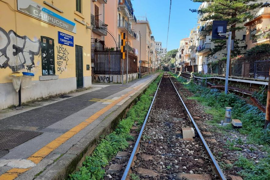 Voragine alla Cumana di Pozzuoli: “Dove sono le navette da via Napoli ad Arco Felice? Un incubo raggiungere le scuole”