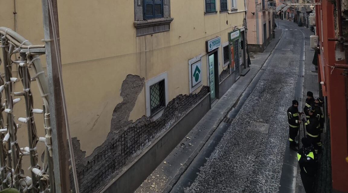 POZZUOLI/ Cadono calcinacci e parti di cornicione nel centro storico – LE FOTO – Cronaca Flegrea