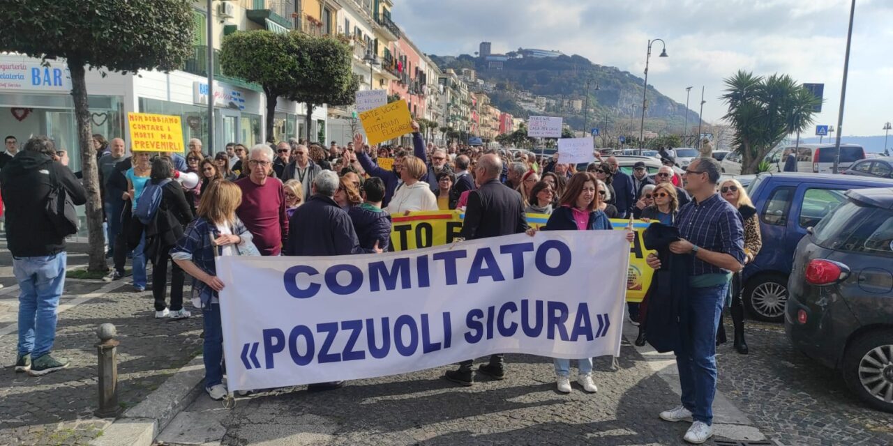 Bradisismo, i cittadini sfilano in corteo a Pozzuoli «Sicurezza per i puteolani» – LE FOTO – Cronaca Flegrea