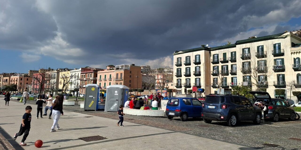 Bradisismo, intere famiglie in auto sul lungomare di Pozzuoli «Siamo qui da ieri» – LE FOTO – Cronaca Flegrea