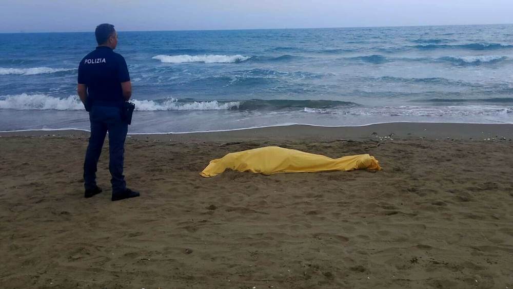 Cadavere trovato sulla spiaggia: si tratta di un 60enne